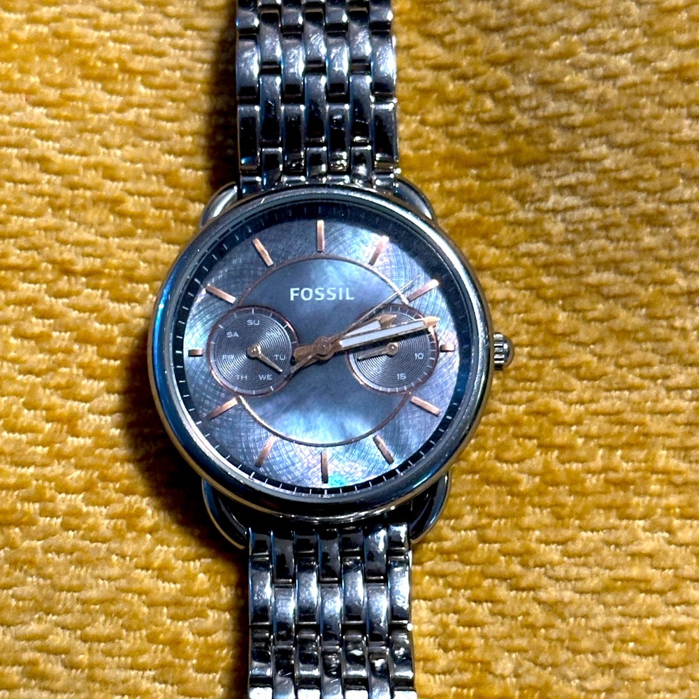 Women’s Fossil Mother of Pearl silver steel strapwatch